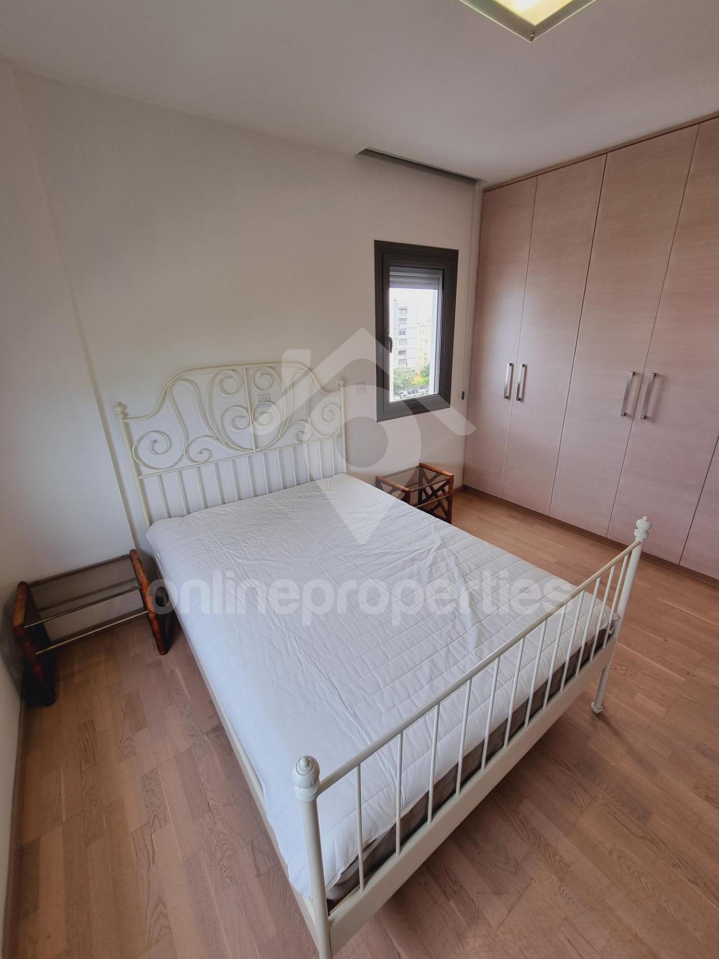 To change image, hover mouse over thumbnails below