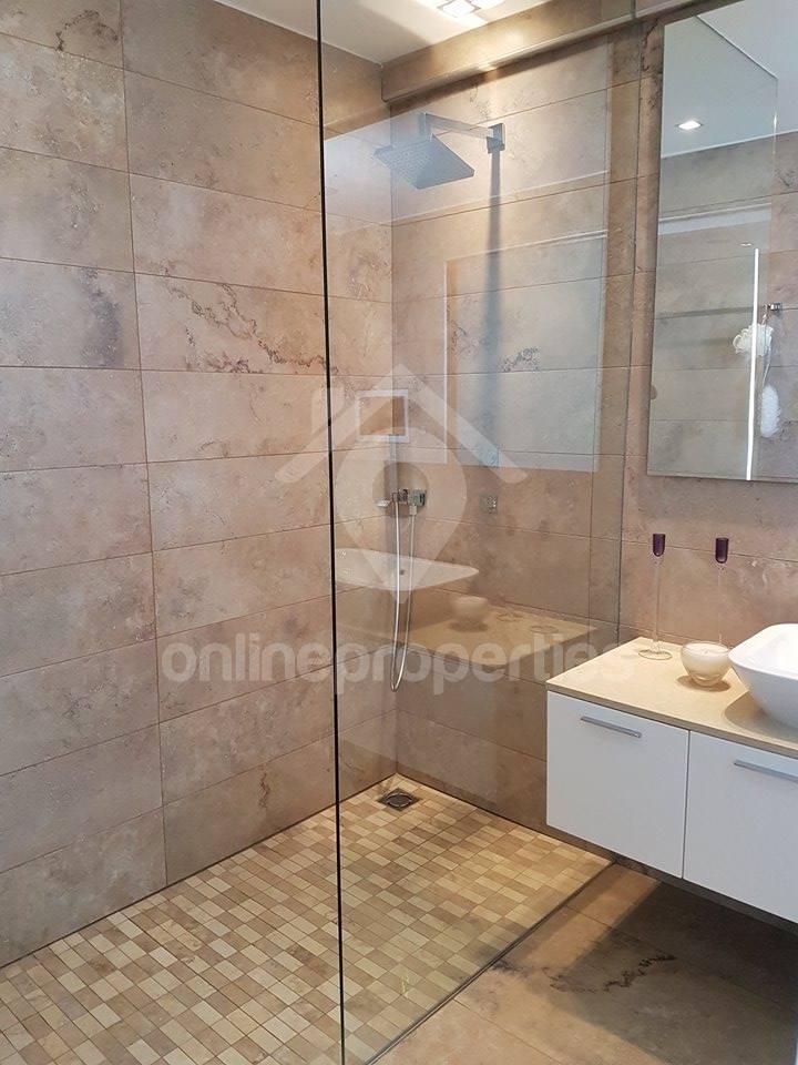 To change image, hover mouse over thumbnails below