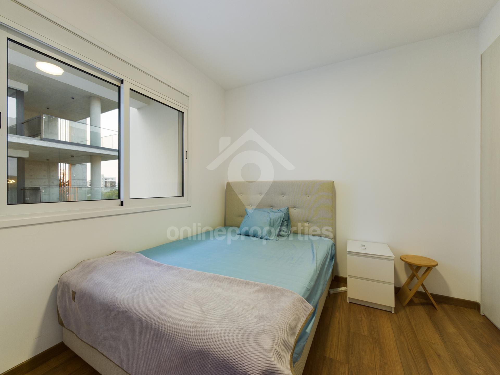 To change image, hover mouse over thumbnails below