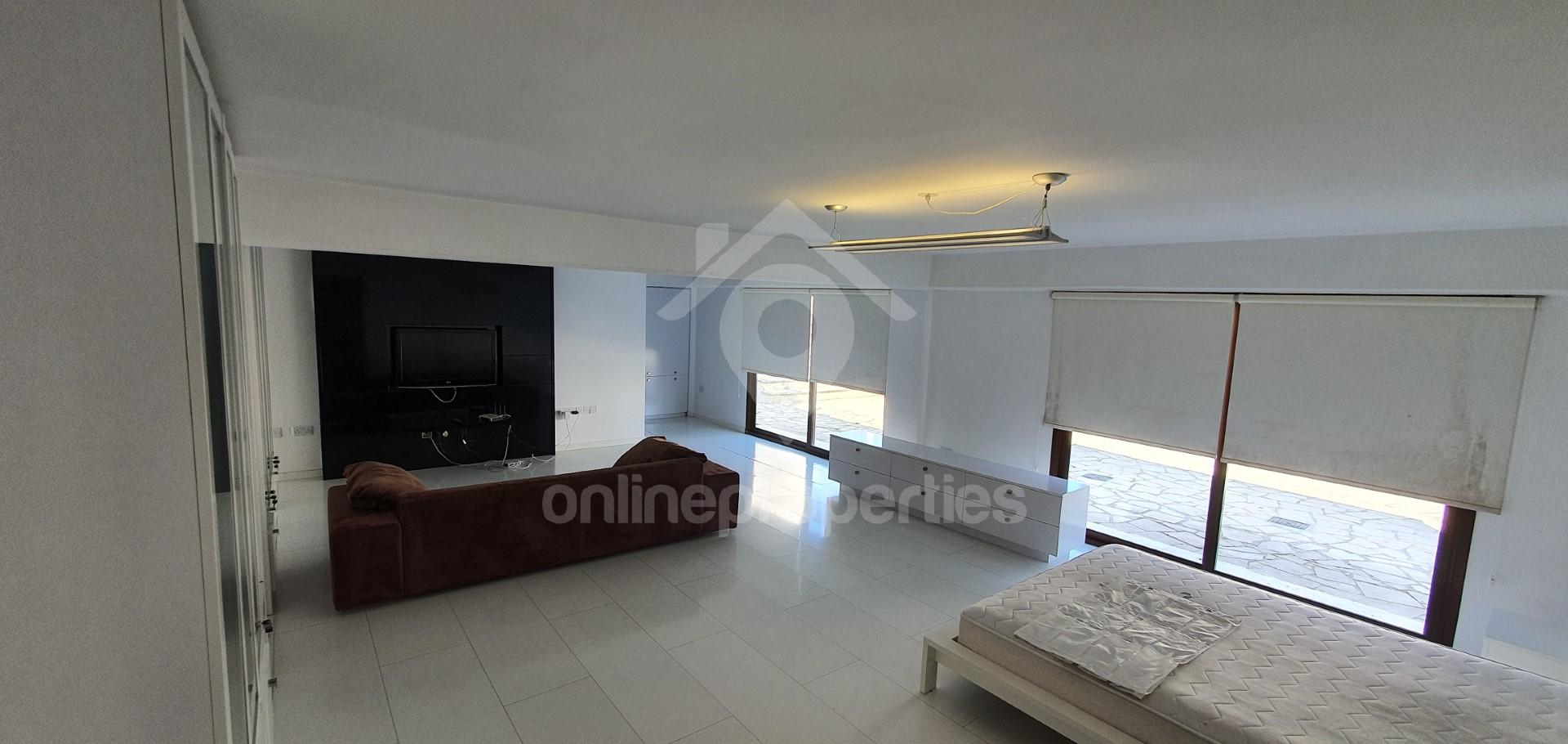 To change image, hover mouse over thumbnails below