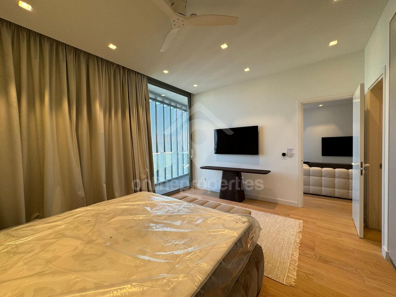 To change image, hover mouse over thumbnails below