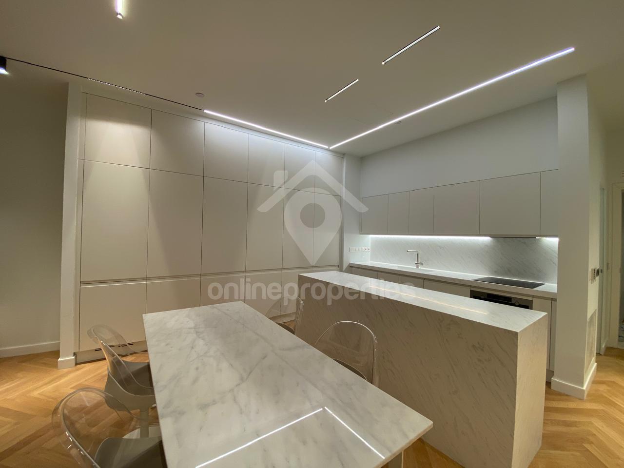 To change image, hover mouse over thumbnails below