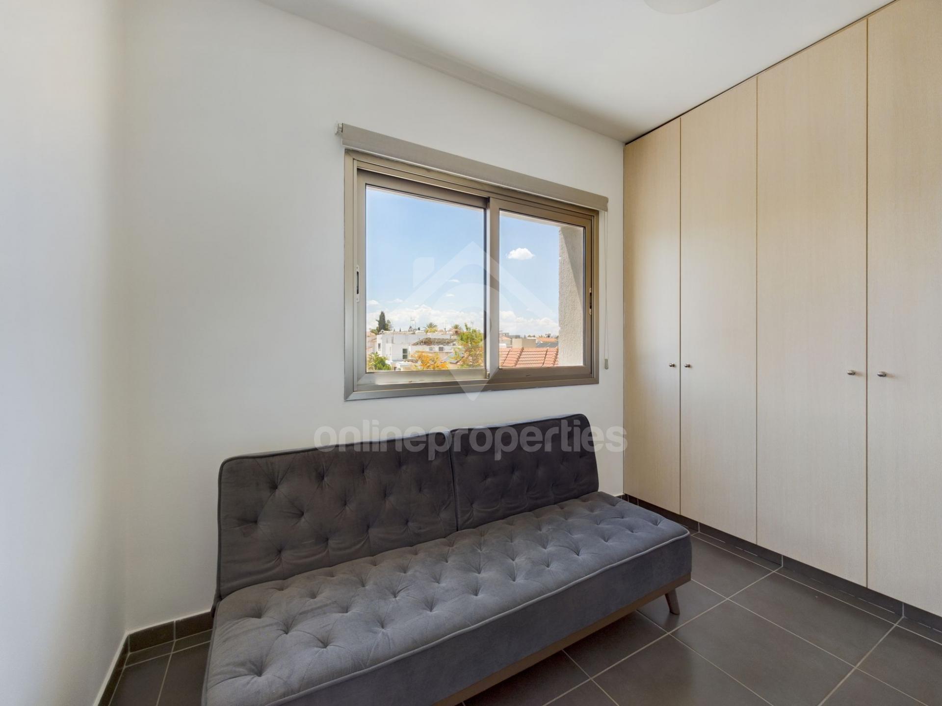 To change image, hover mouse over thumbnails below