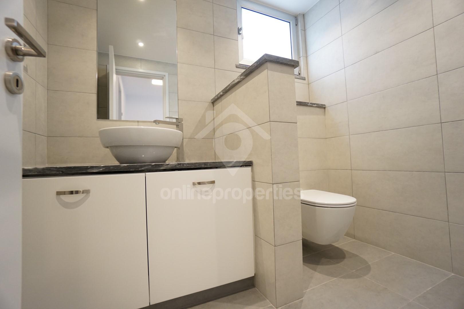 To change image, hover mouse over thumbnails below