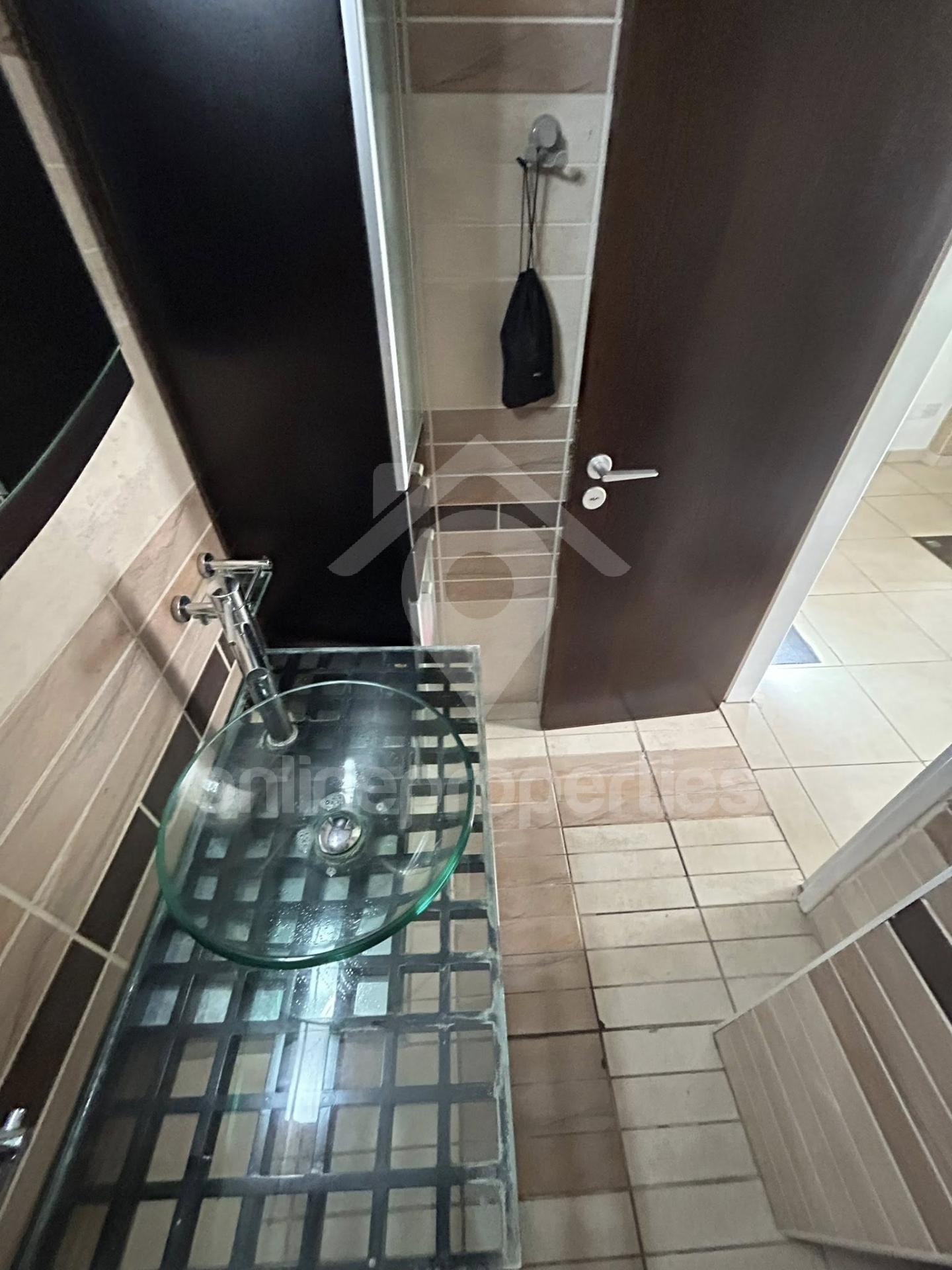 To change image, hover mouse over thumbnails below