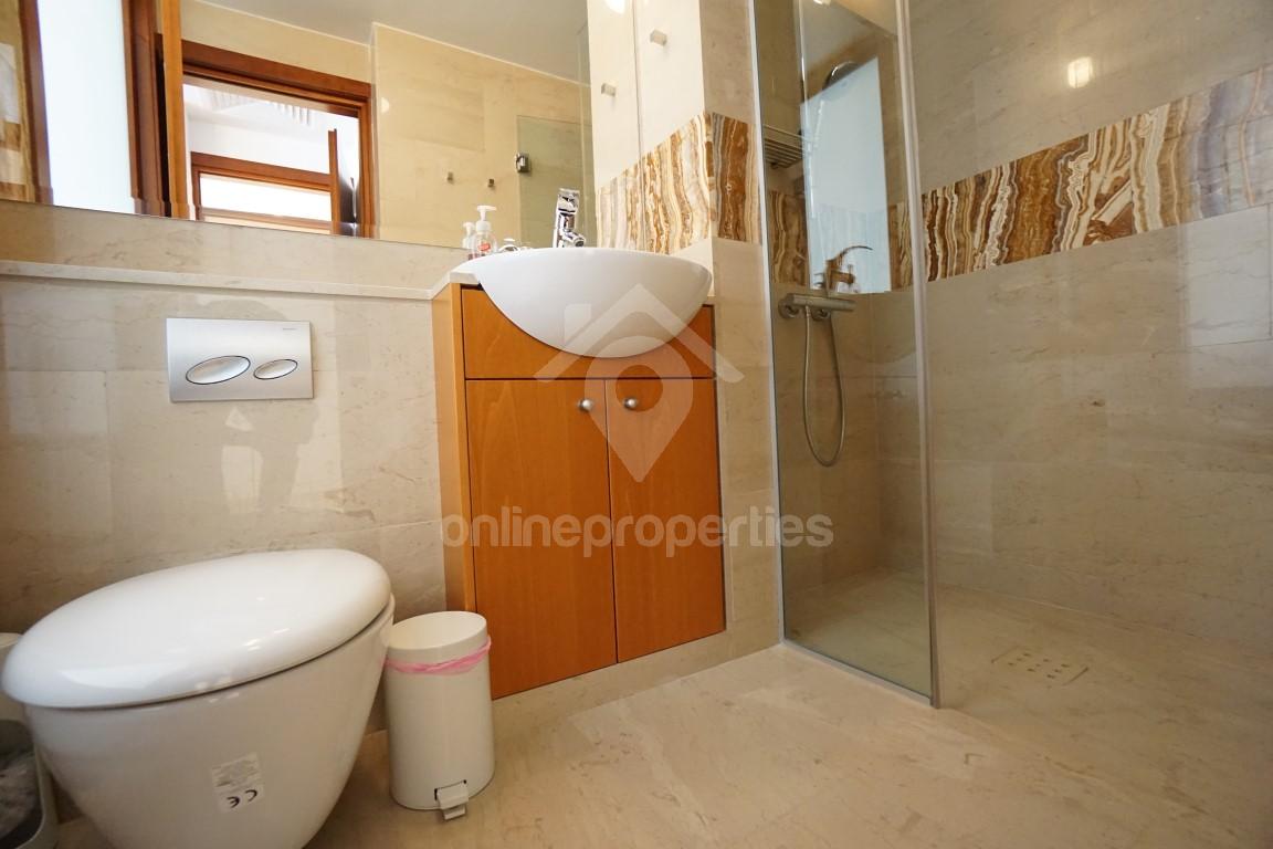 To change image, hover mouse over thumbnails below