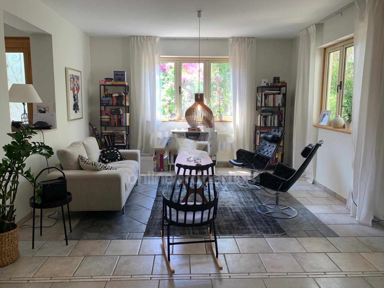 To change image, hover mouse over thumbnails below