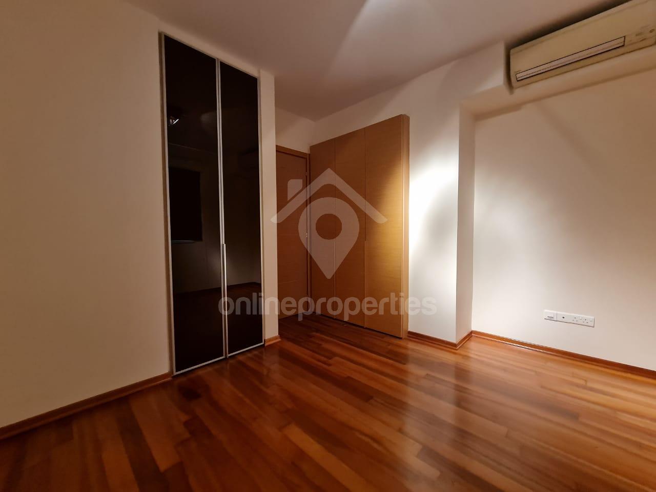 To change image, hover mouse over thumbnails below