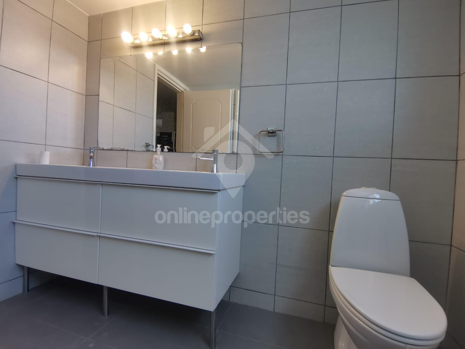 To change image, hover mouse over thumbnails below