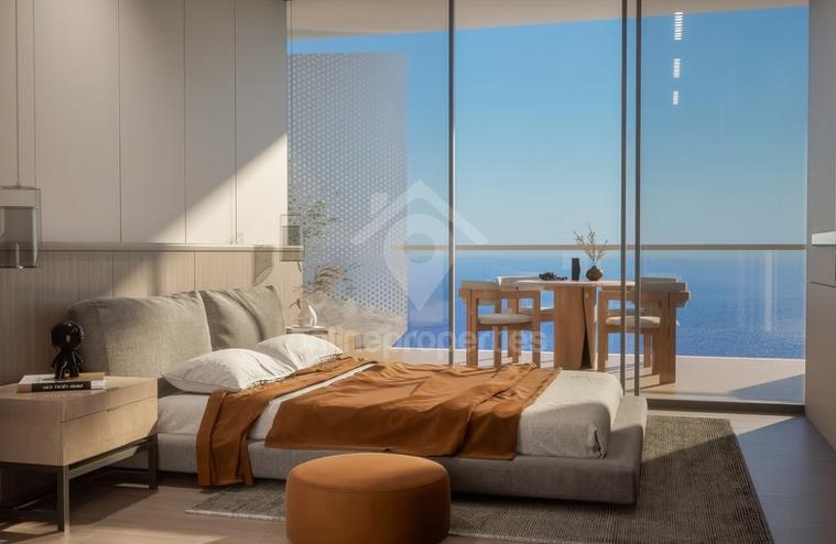 To change image, hover mouse over thumbnails below