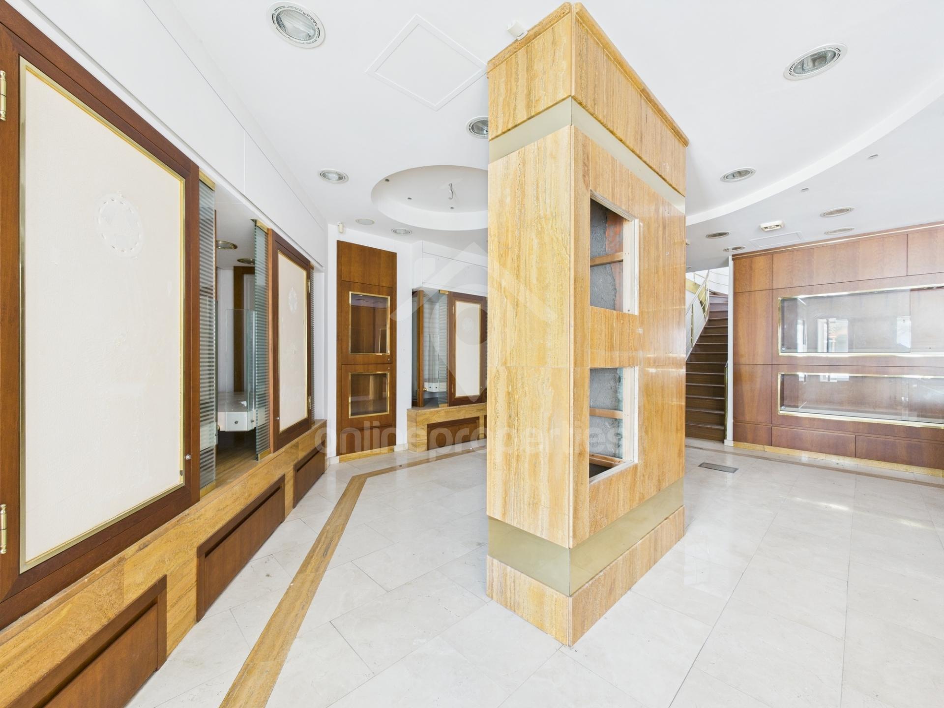 To change image, hover mouse over thumbnails below