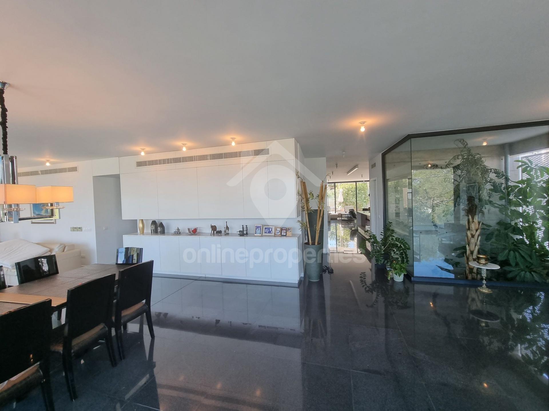 To change image, hover mouse over thumbnails below