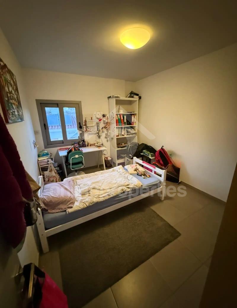 To change image, hover mouse over thumbnails below