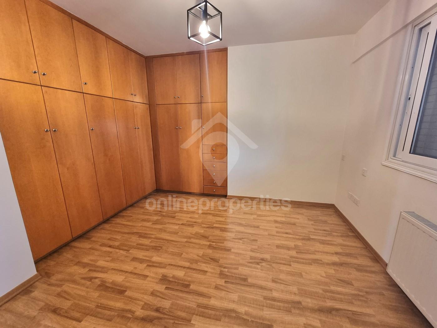 To change image, hover mouse over thumbnails below