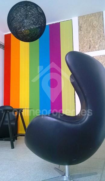 To change image, hover mouse over thumbnails below