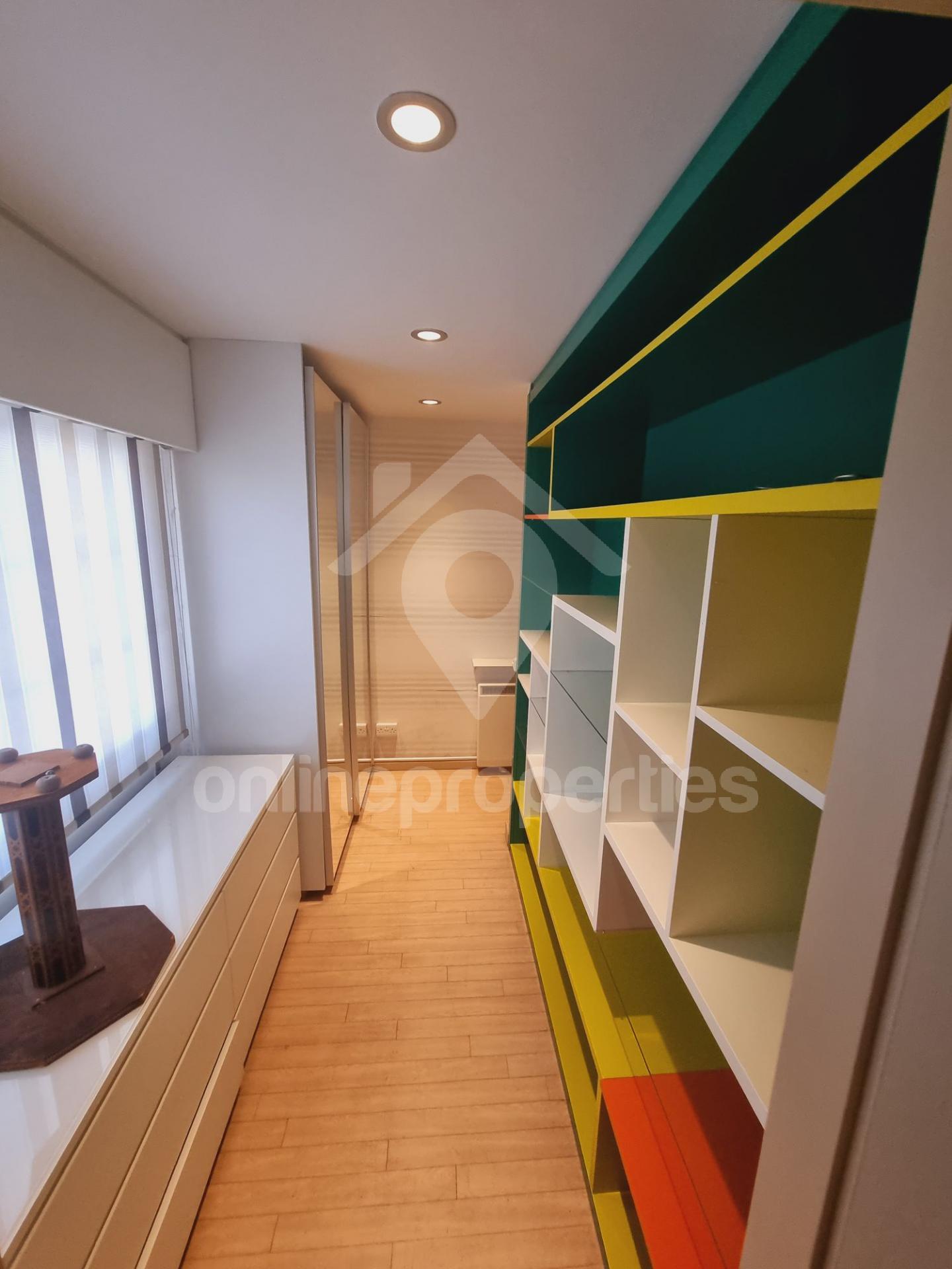 To change image, hover mouse over thumbnails below