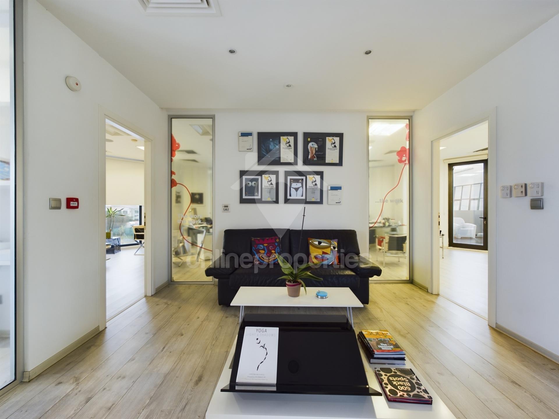 To change image, hover mouse over thumbnails below