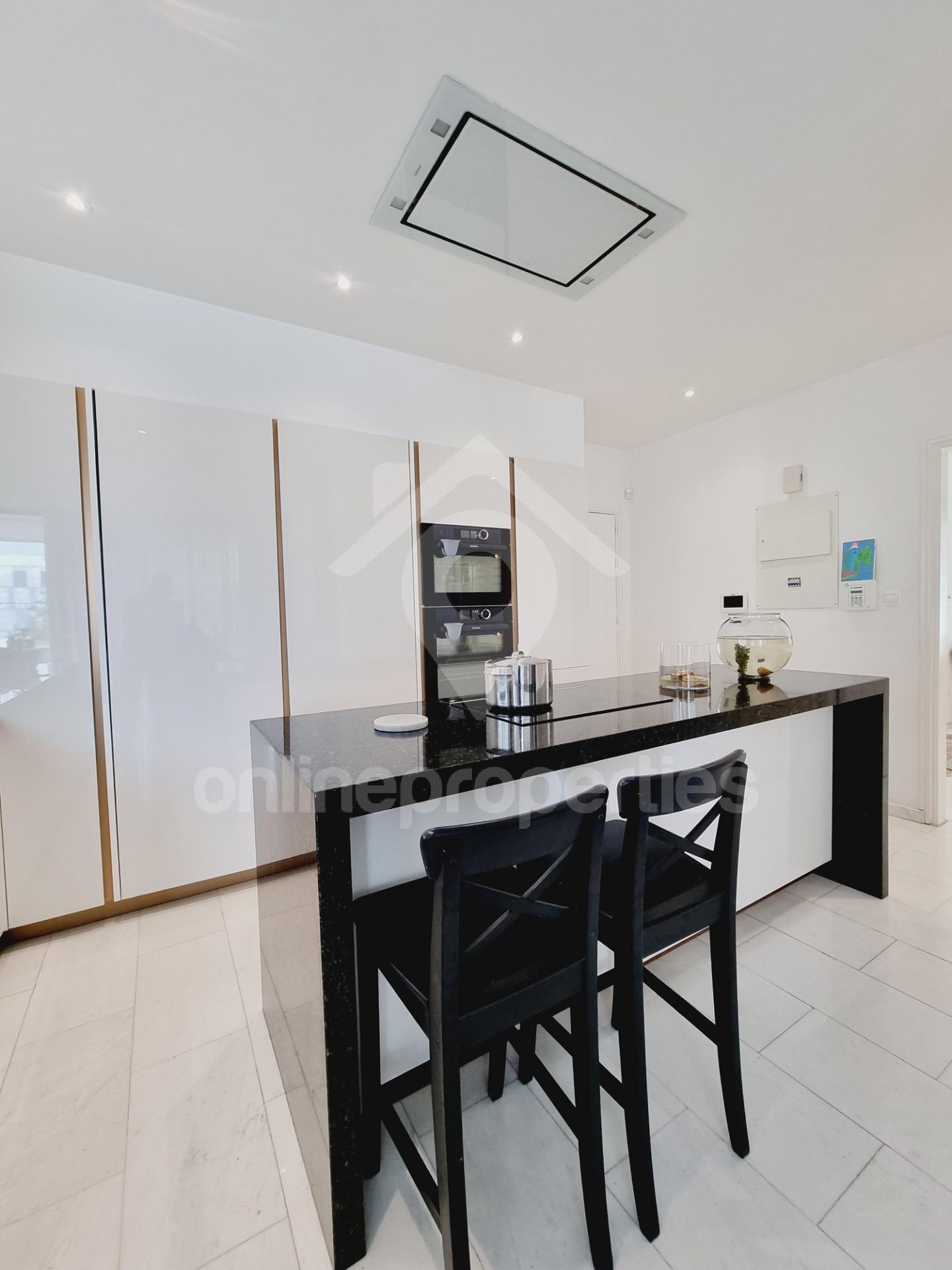 To change image, hover mouse over thumbnails below