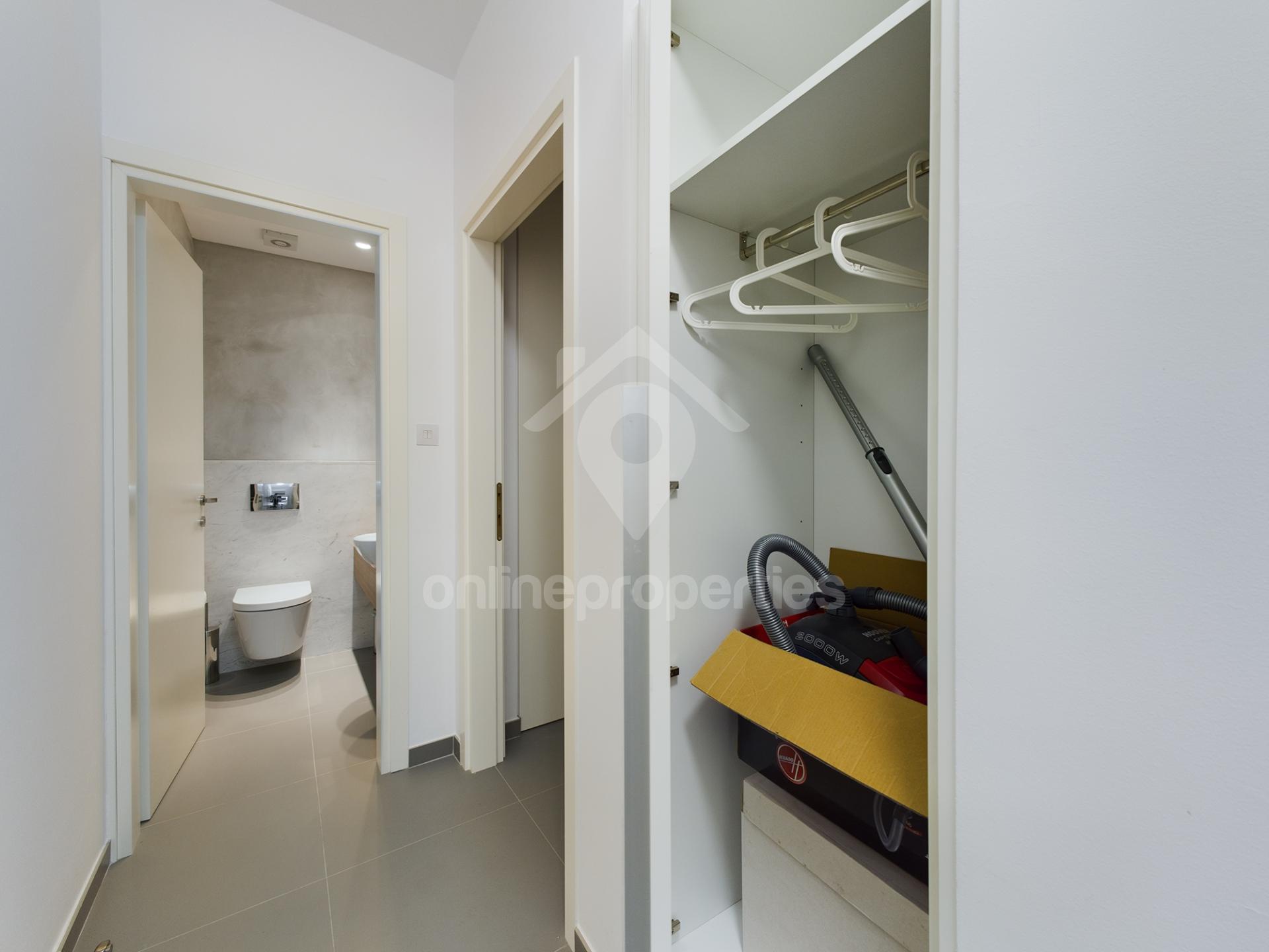 To change image, hover mouse over thumbnails below