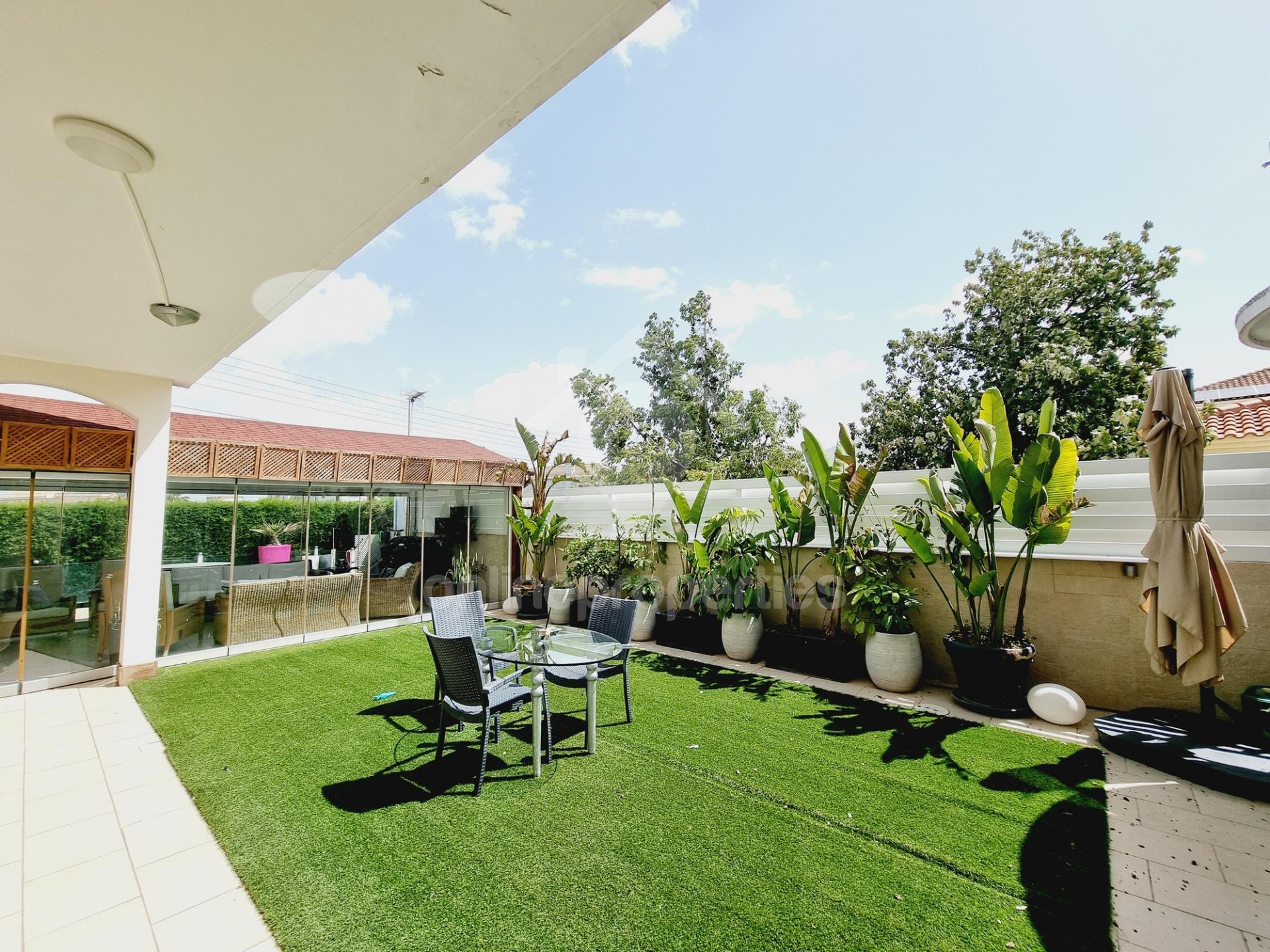 To change image, hover mouse over thumbnails below