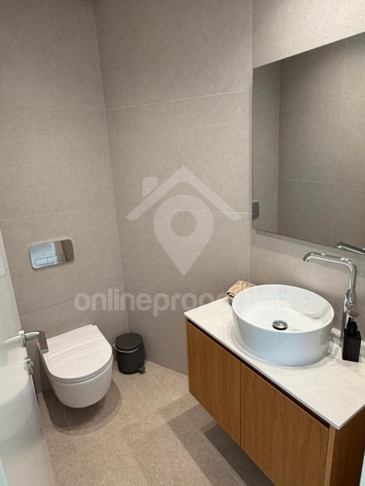 To change image, hover mouse over thumbnails below