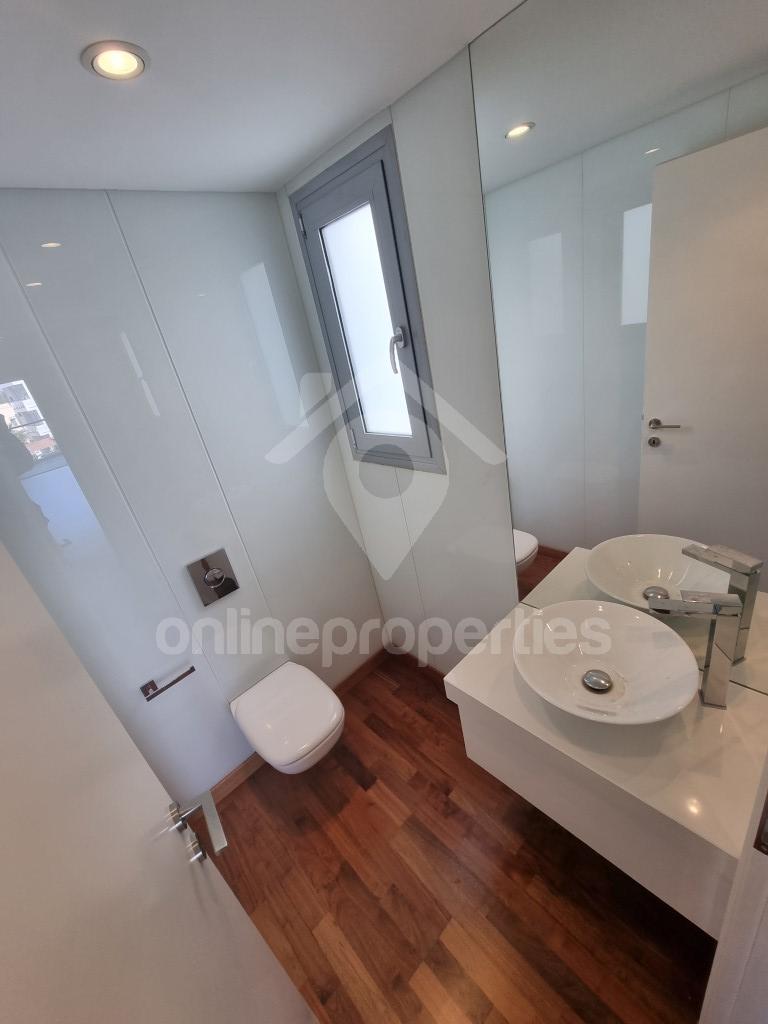 To change image, hover mouse over thumbnails below