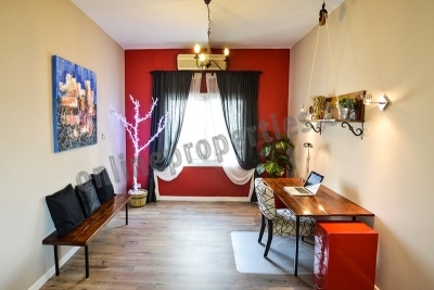 To change image, hover mouse over thumbnails below