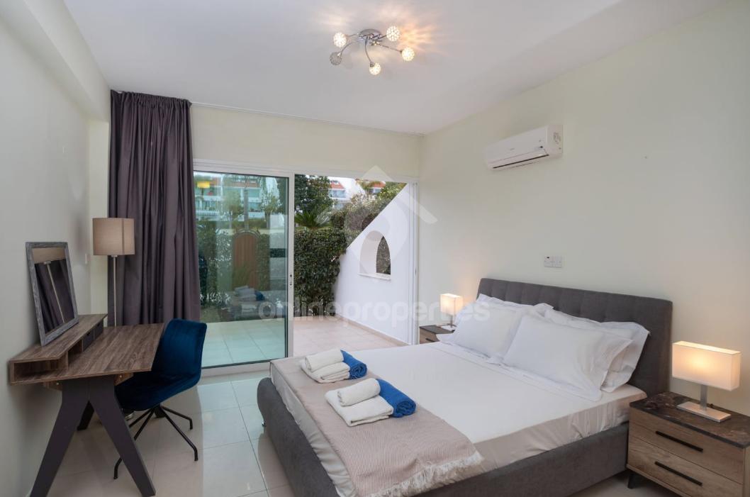 To change image, hover mouse over thumbnails below