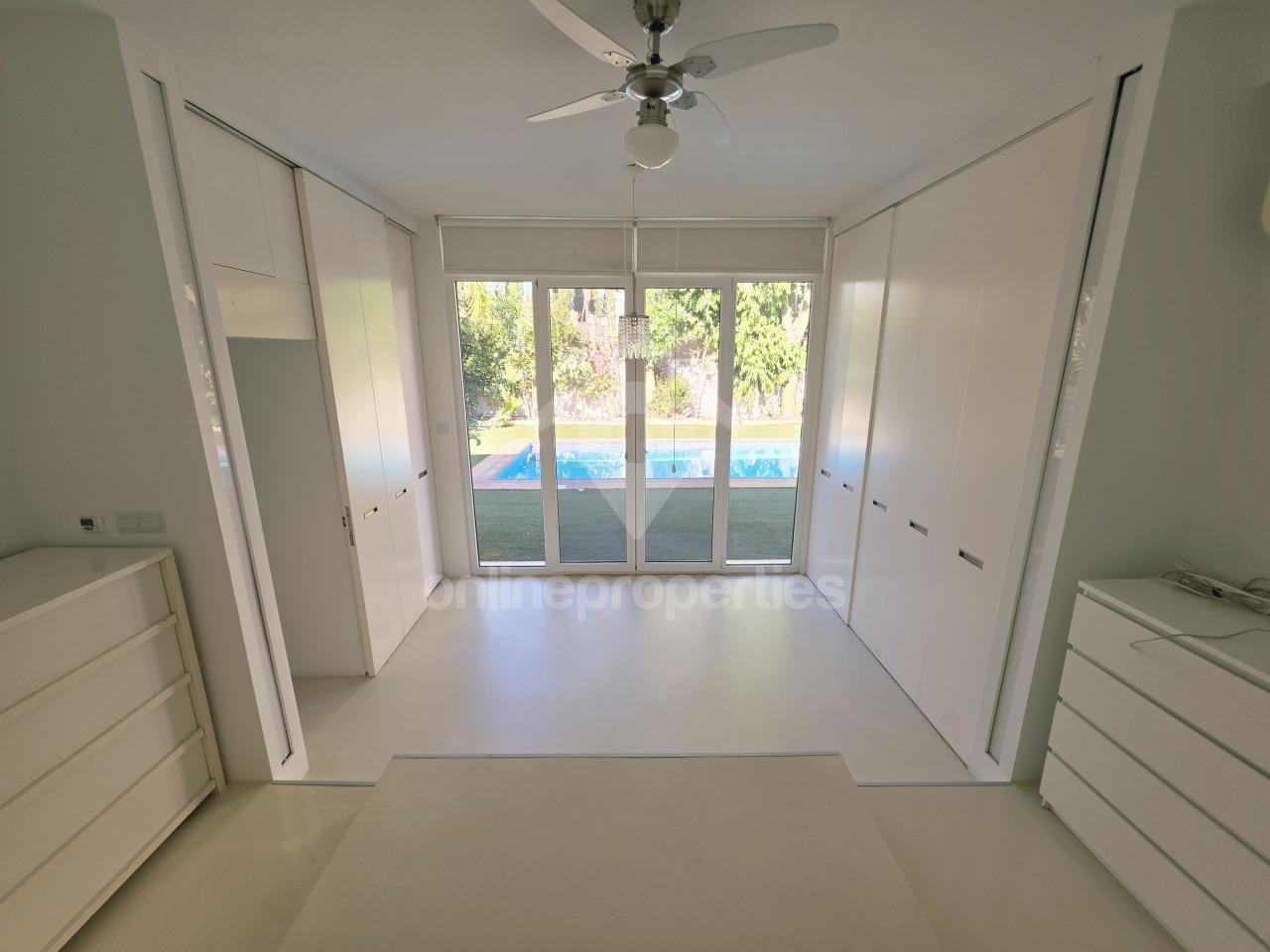 To change image, hover mouse over thumbnails below