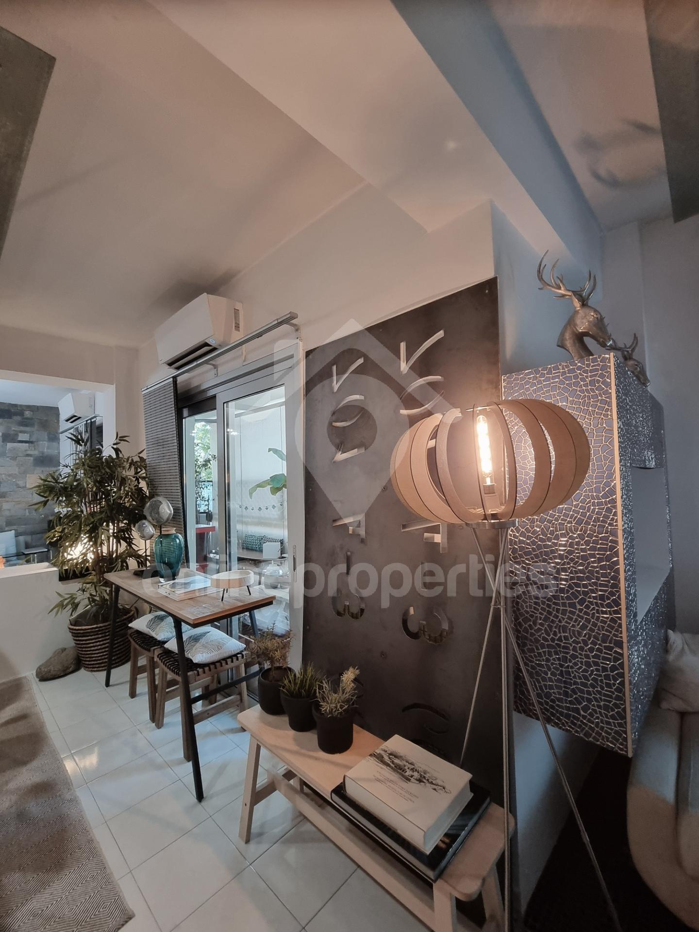 To change image, hover mouse over thumbnails below