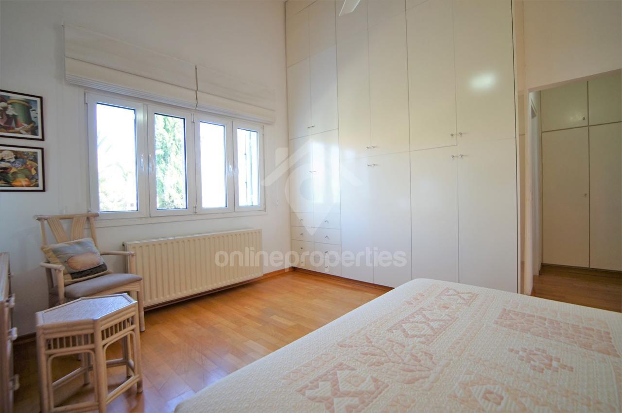 To change image, hover mouse over thumbnails below