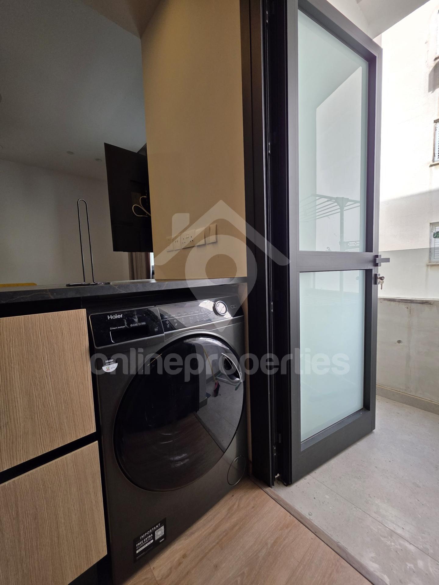 To change image, hover mouse over thumbnails below