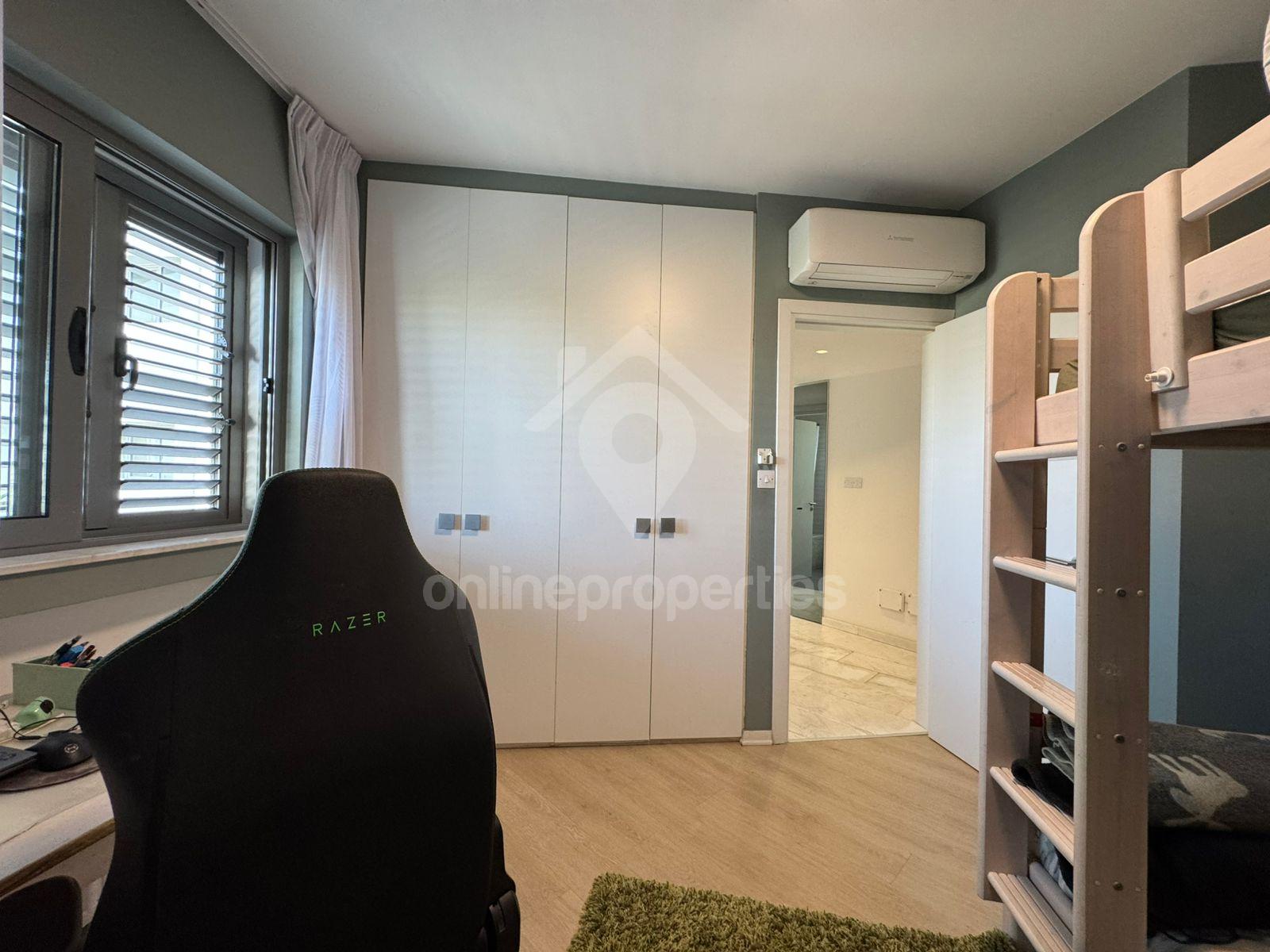 To change image, hover mouse over thumbnails below