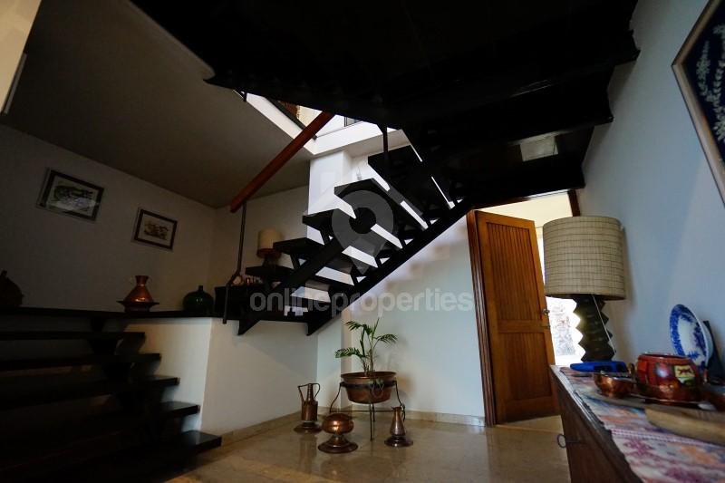 To change image, hover mouse over thumbnails below