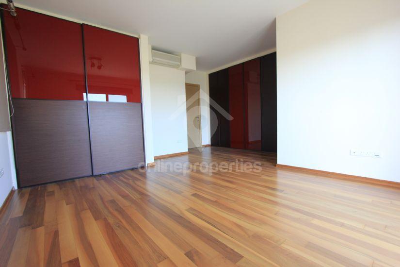 To change image, hover mouse over thumbnails below