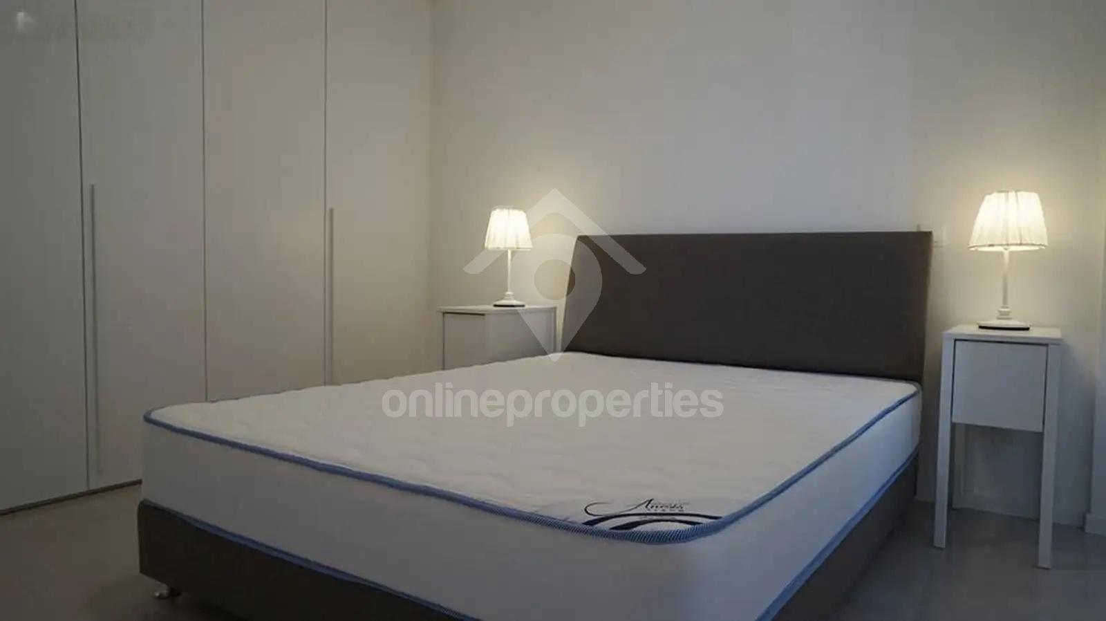 To change image, hover mouse over thumbnails below