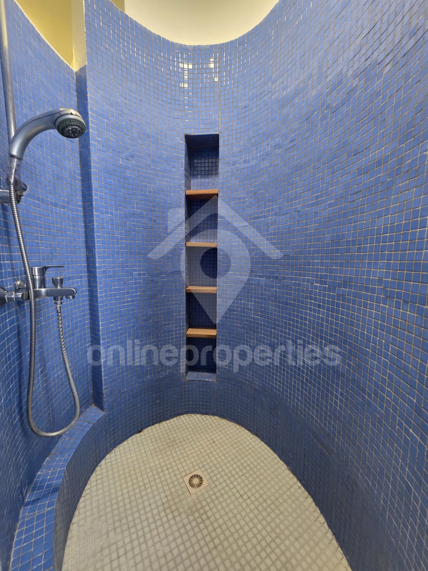 To change image, hover mouse over thumbnails below