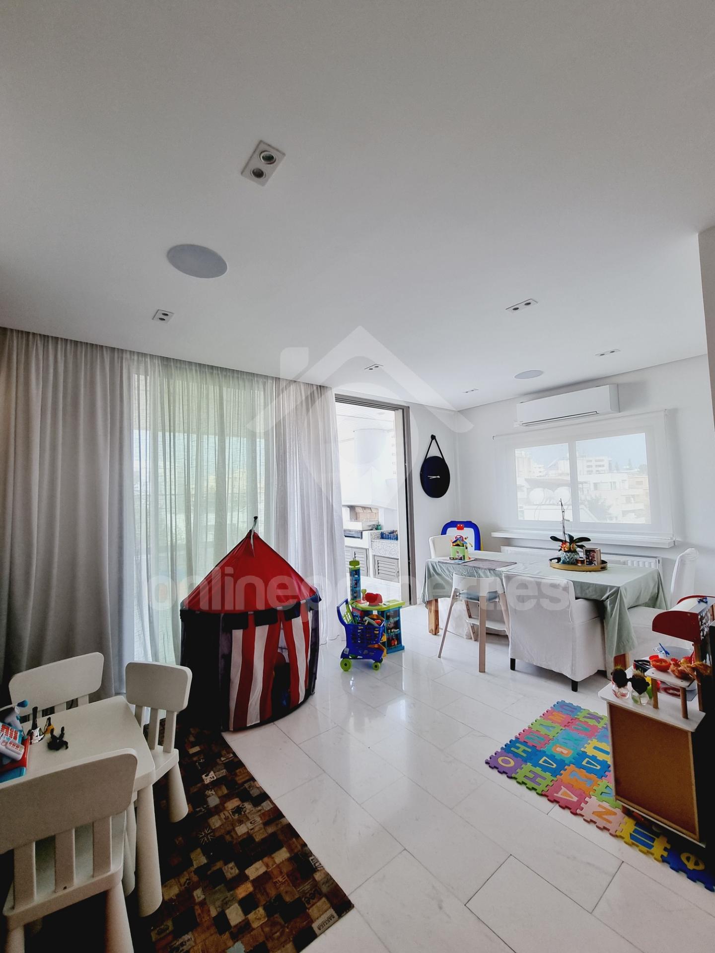 To change image, hover mouse over thumbnails below