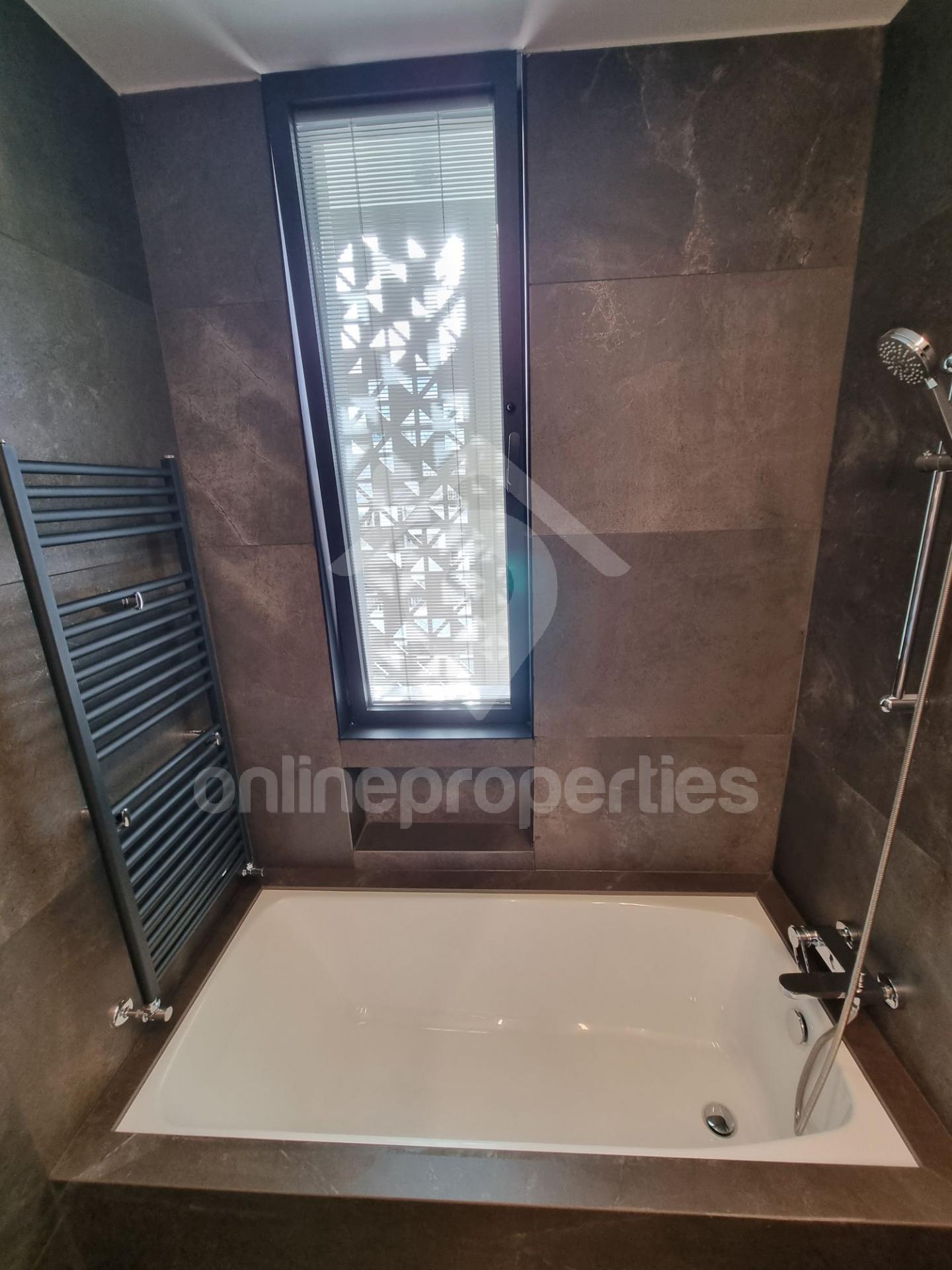 To change image, hover mouse over thumbnails below