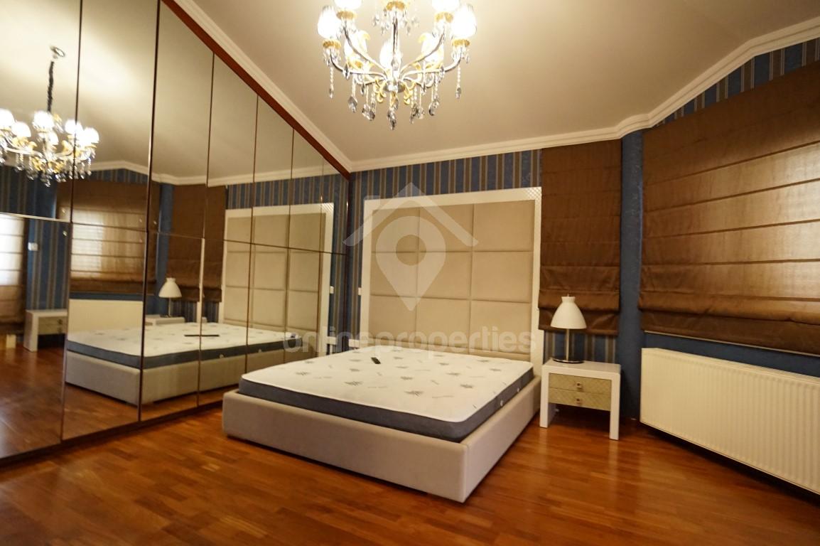 To change image, hover mouse over thumbnails below