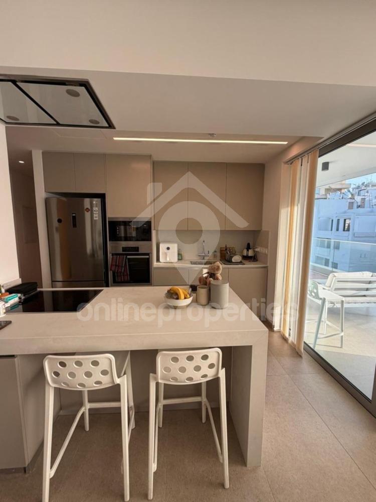 To change image, hover mouse over thumbnails below