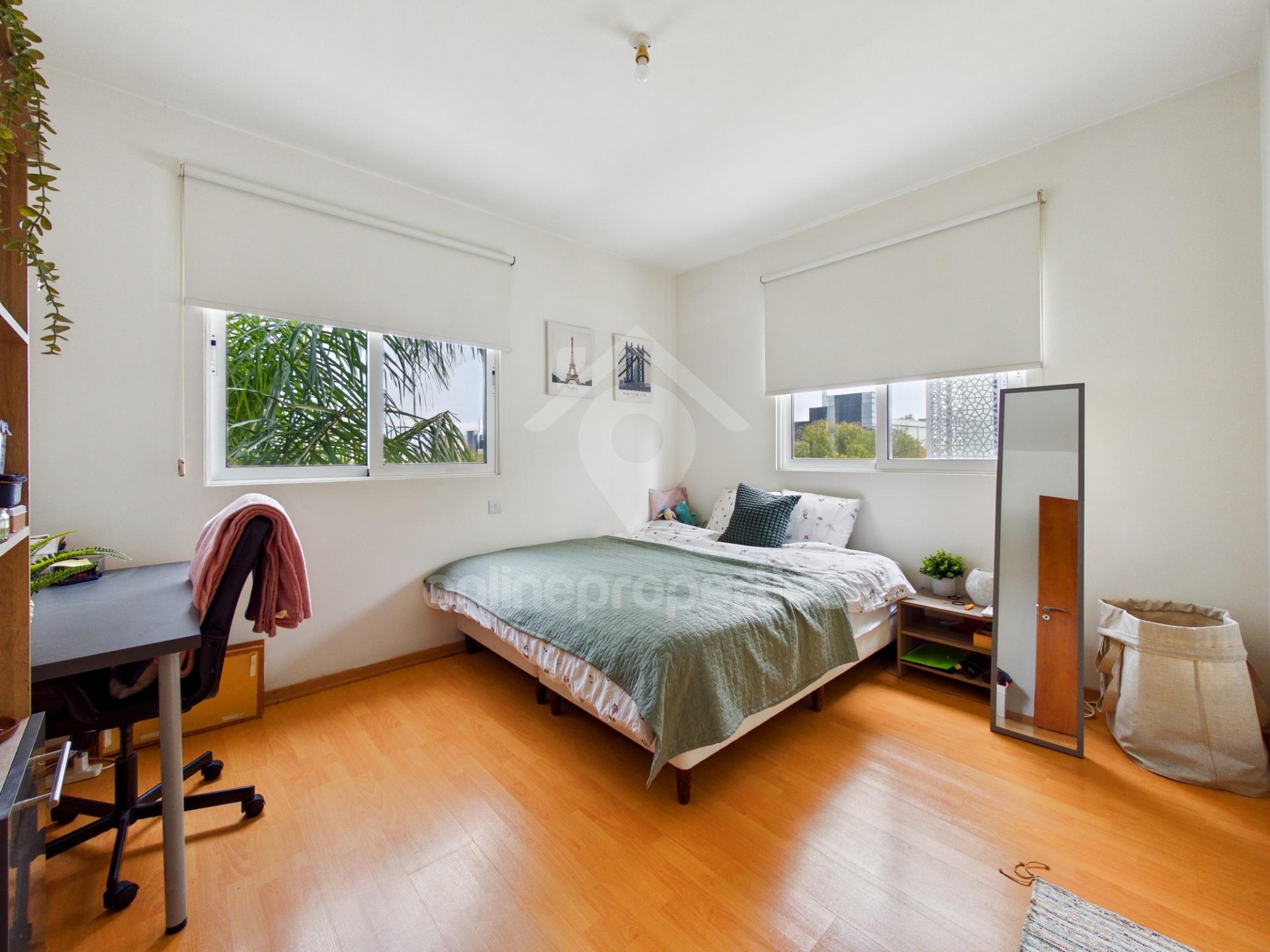 To change image, hover mouse over thumbnails below