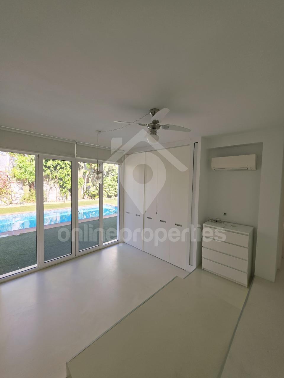 To change image, hover mouse over thumbnails below