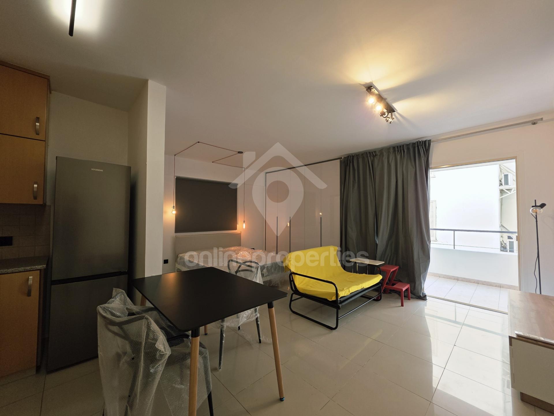 To change image, hover mouse over thumbnails below