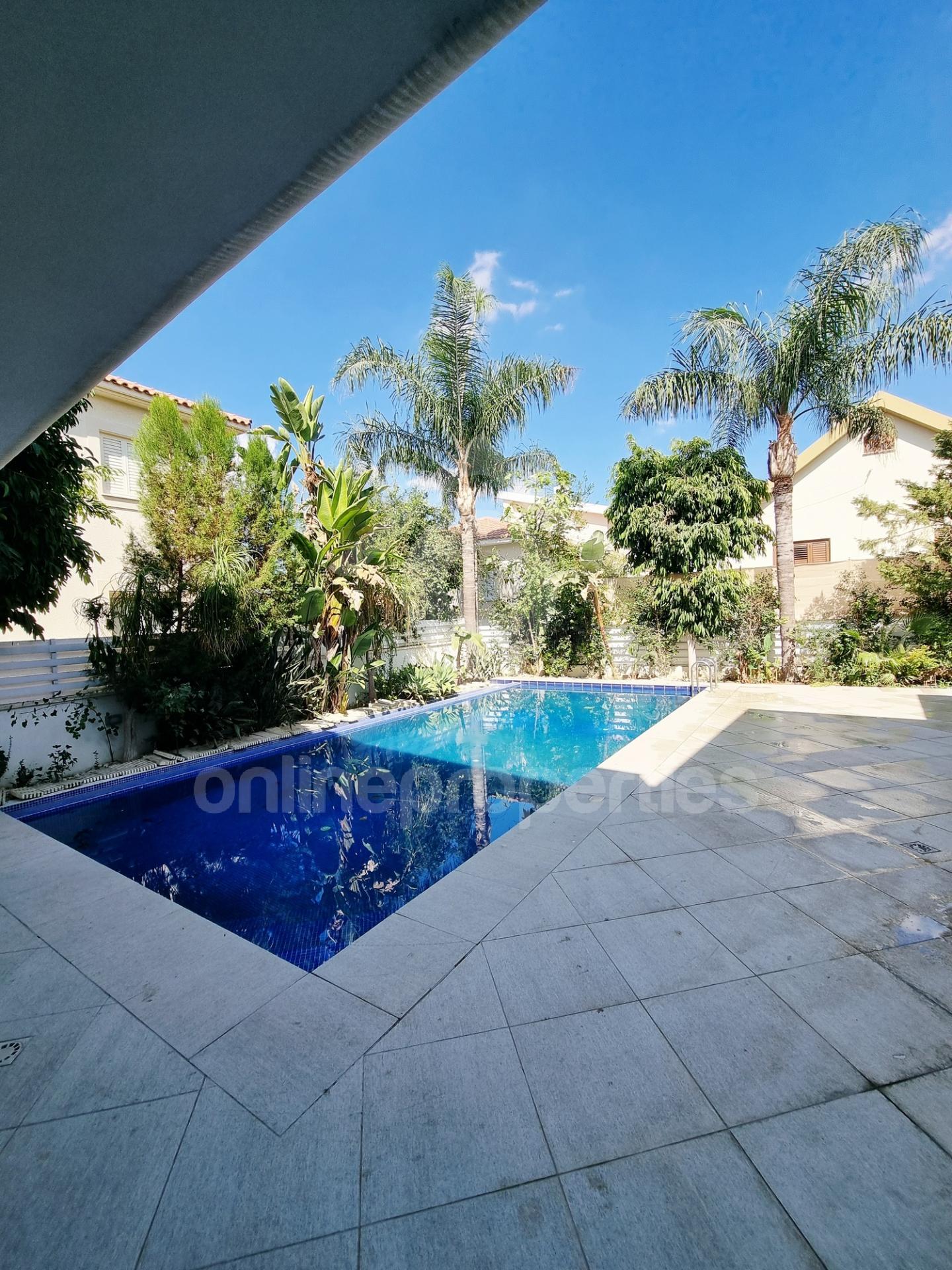 To change image, hover mouse over thumbnails below