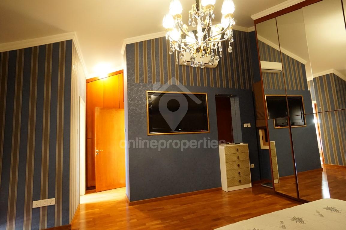 To change image, hover mouse over thumbnails below