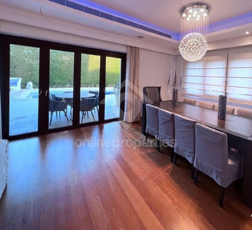 To change image, hover mouse over thumbnails below