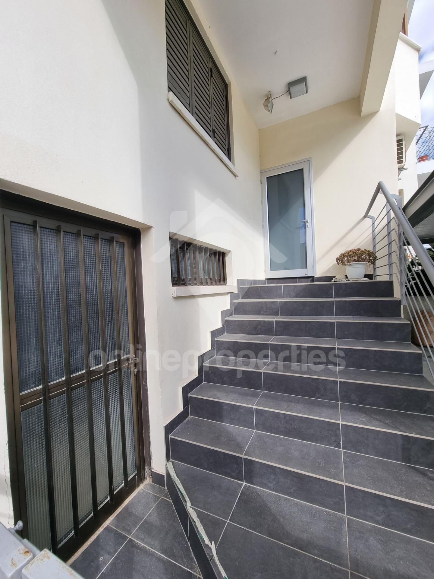 To change image, hover mouse over thumbnails below