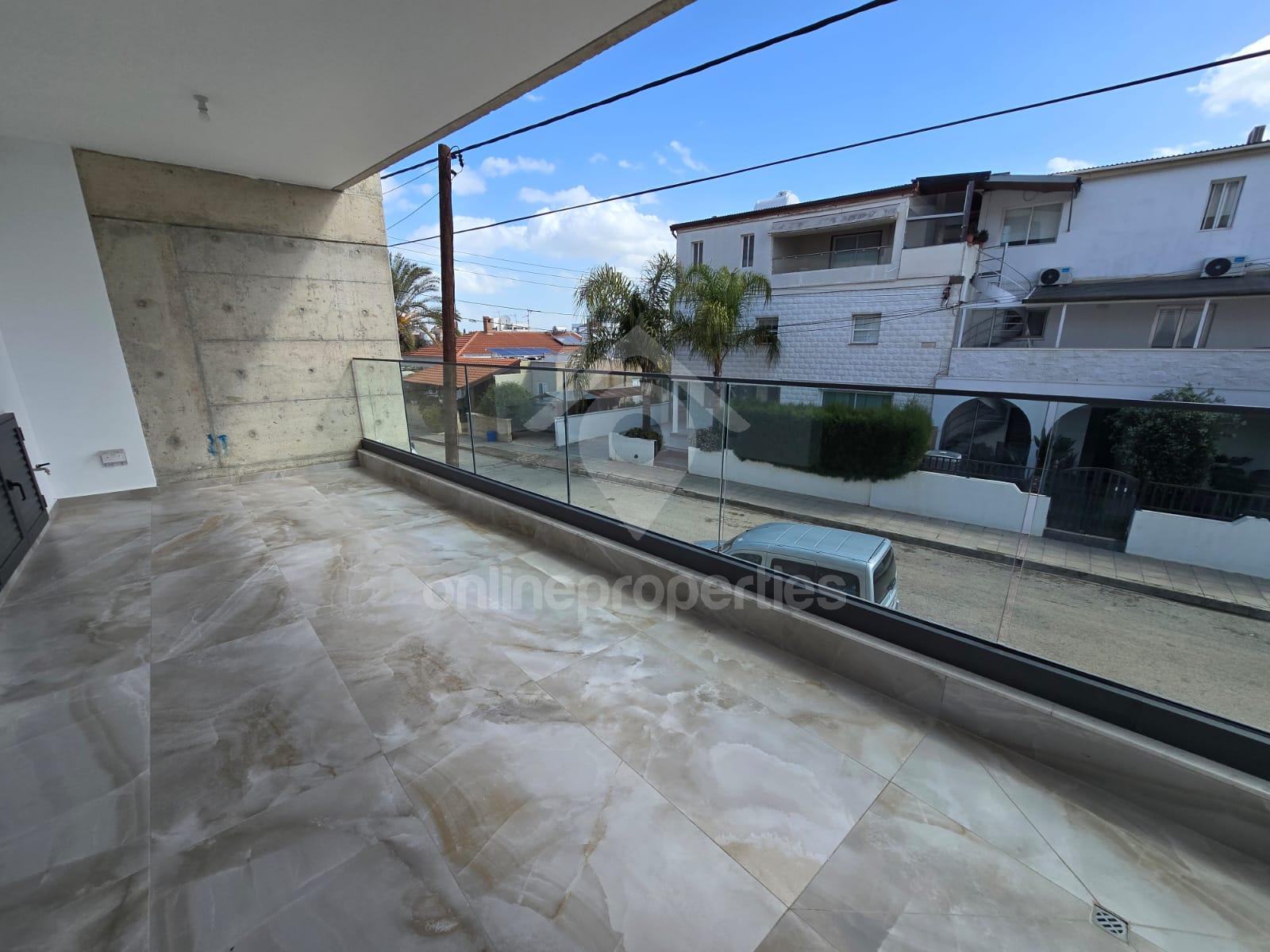 To change image, hover mouse over thumbnails below