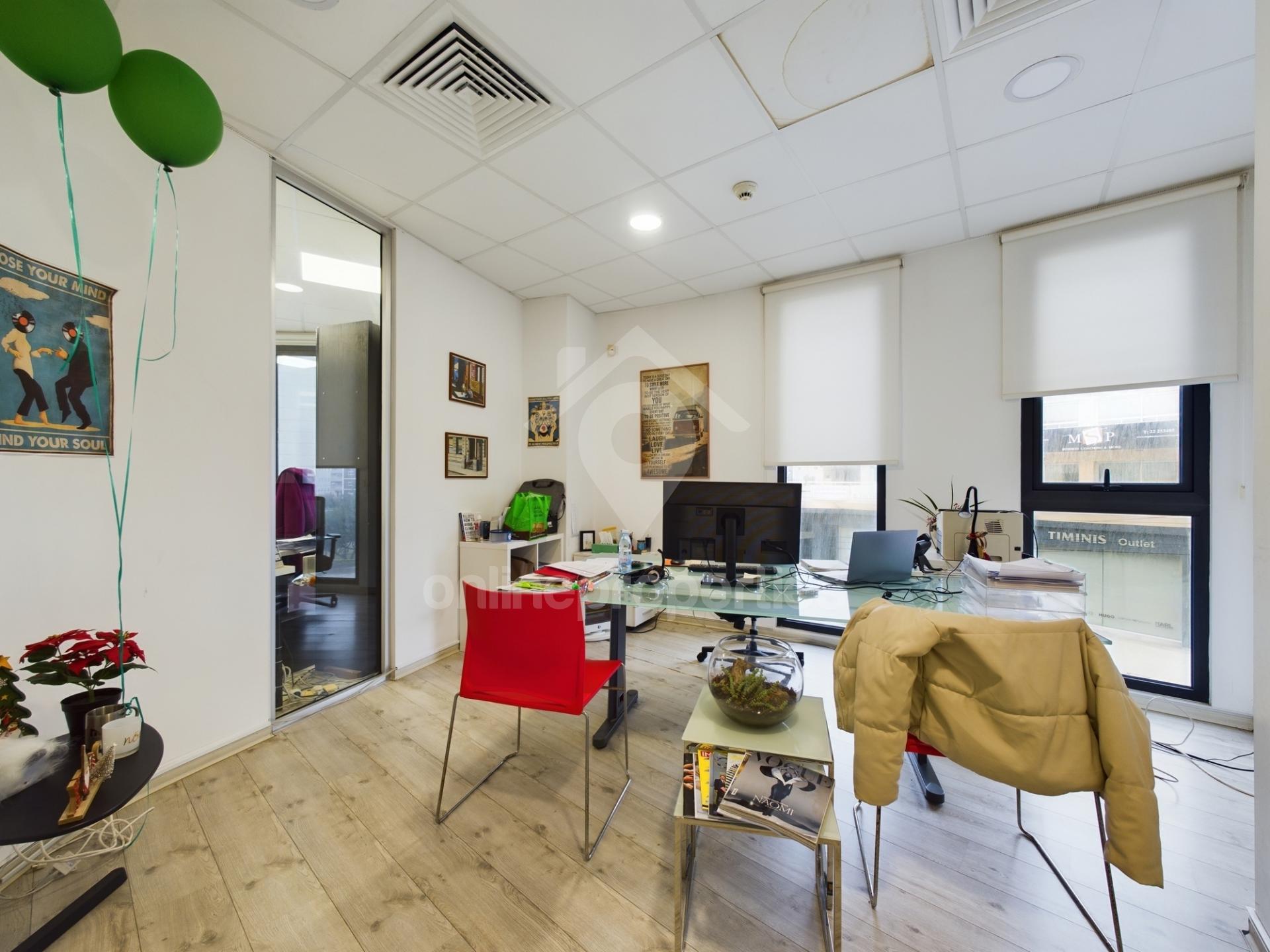 To change image, hover mouse over thumbnails below